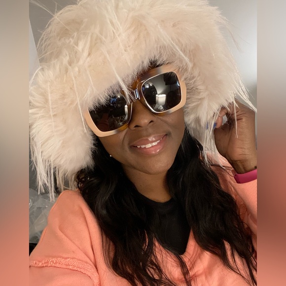 😍Chic Off-White Fluffy Ultra-Soft Faux Fur Winter Bucket Hat - Picture 3 of 5